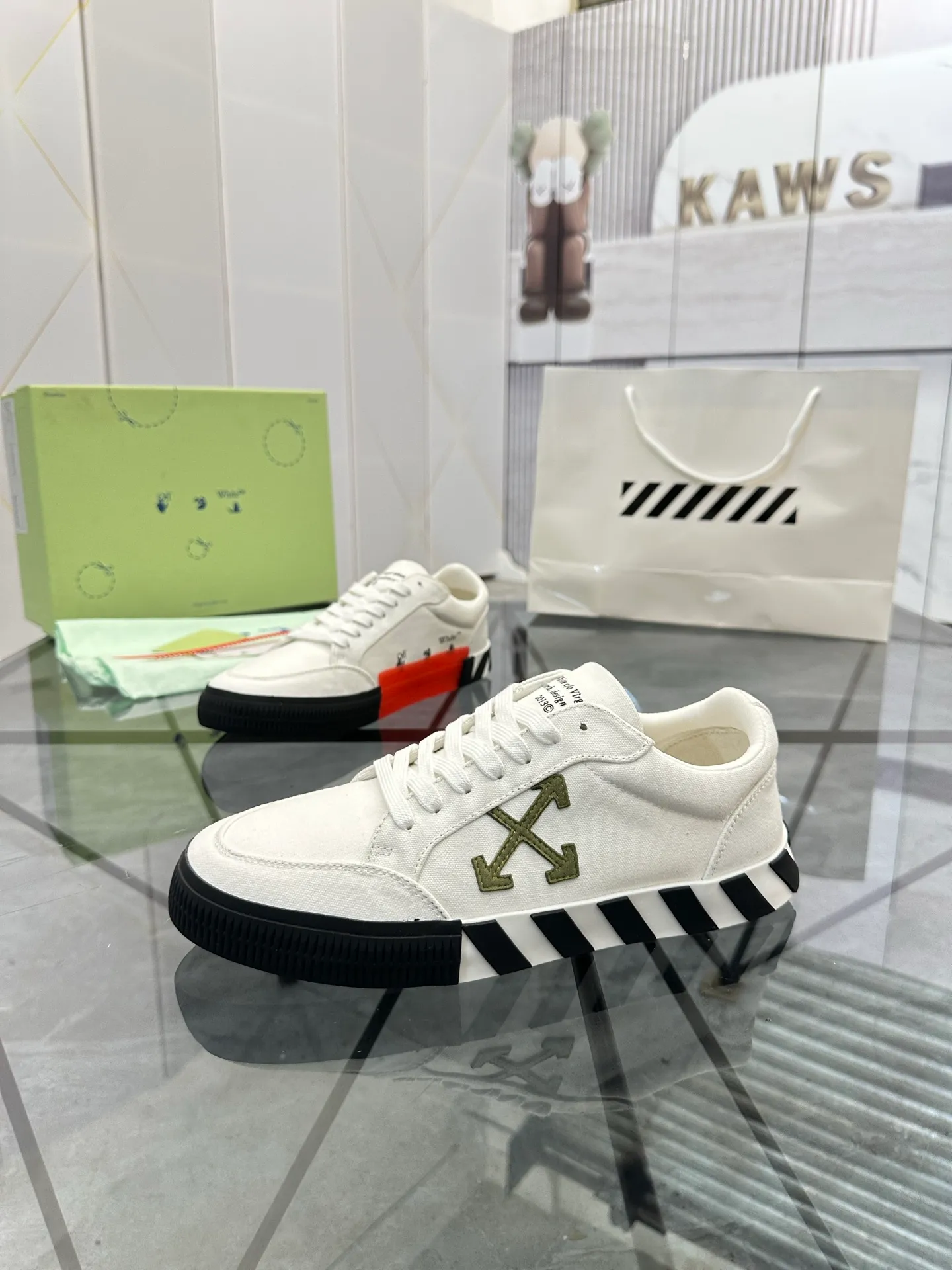Selling men's shoes 💰: 💰P440¥ Product trademark: OFF WHITE *"OFF WHITE*" low-top casual shoes Regular size: 35-45 (can be customized to 46) Couple style Product materials: Original fabric from the upper counter, breathable lining, original outsole. No.: H203